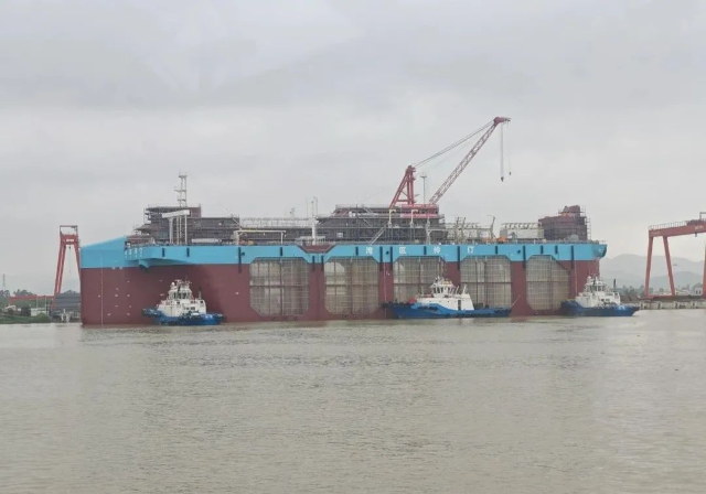 精湛引航、破浪前行，江門港引航站助力“養殖航母”啟航