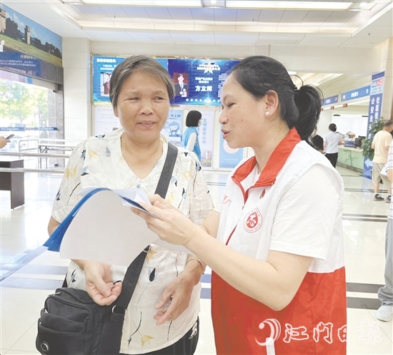 黨員志愿者為老年人提供全流程“暖心陪伴”服務。 黨員志愿者為老年人提供全流程“暖心陪伴”服務。