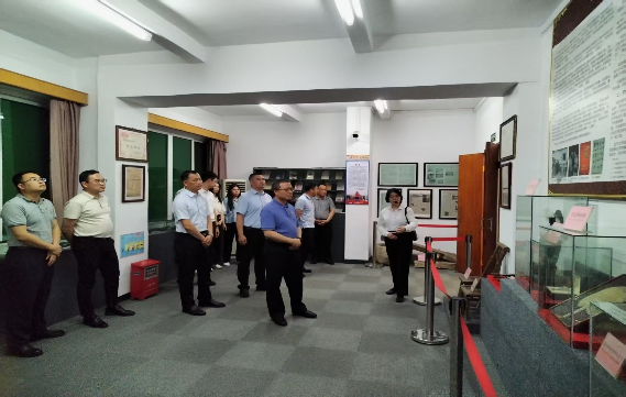 循足跡、礪初心，守規(guī)定、踐使命——江門市信訪局機(jī)關(guān)支部舉行深入貫徹中央八項(xiàng)規(guī)定精神“主題黨日”活動(dòng)