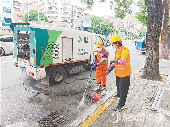 新會城管部門通過“清洗+清淤+沖洗+消殺”組合拳,消除隱匿在地下的蚊蟲孳生地。 新會城管部門通過“清洗+清淤+沖洗+消殺”組合拳,消除隱匿在地下的蚊蟲孳生地。